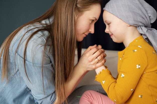 La madre trascorre del tempo con il figlio durante la terapia