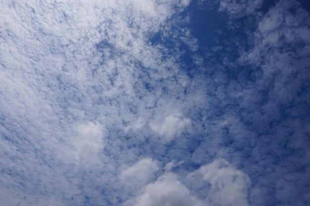 La maestosa bellezza del cielo blu e delle bellissime nuvole