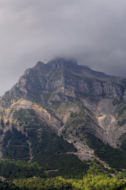 La maestosa montagna in una giornata nuvolosa regione Tzoumerka Epiro Grecia