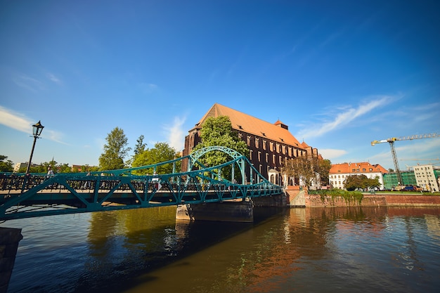 La maggior parte di Tumski è anche chiamata Lovers, Cathedral o Green Bridge, ornata da molte chiome e cuori d'amore, Wroclaw, in Polonia.