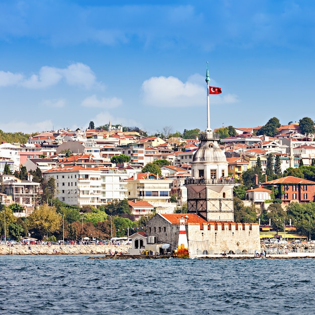 La Maiden's Tower (Kiz Kulesi o Leander's Tower) è una torre che giace su un piccolo isolotto situato presso lo stretto del Bosforo ad Istanbul in Turchia