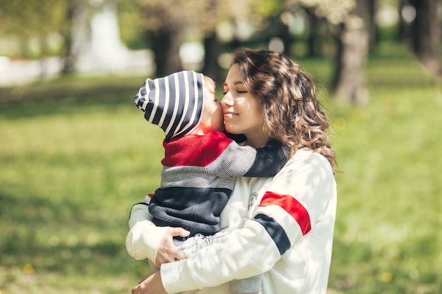 La mamma abbraccia dolcemente suo figlio.