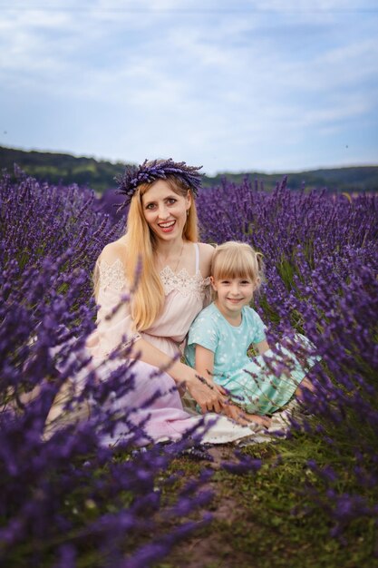 La mamma abbraccia il picnic di famiglia della figlia su un campo di lavanda