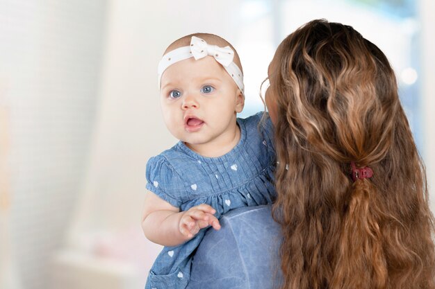 La mamma abbraccia un bambino