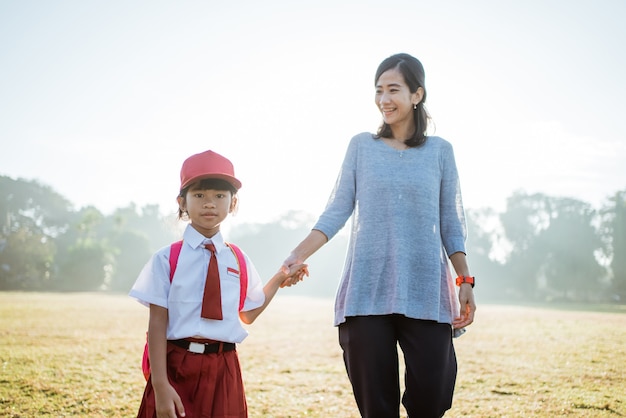 La mamma accompagna il bambino a scuola la mattina