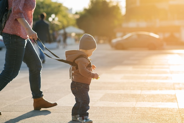 La mamma assicura suo figlio durante una passeggiata