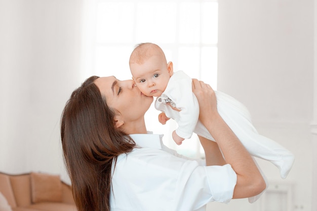 La mamma bacia il bambino a casa