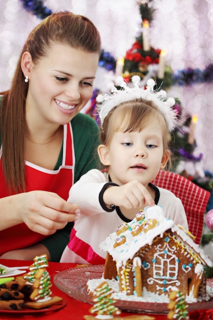 La mamma con la figlia prepara la casa allo zenzero