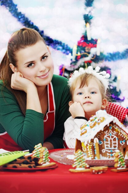 La mamma con sua figlia prepara la casa dello zenzero