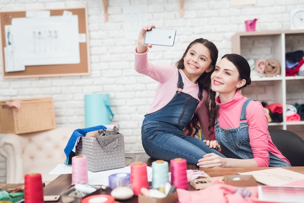 La mamma con una bambina fa selfie su uno smartphone.