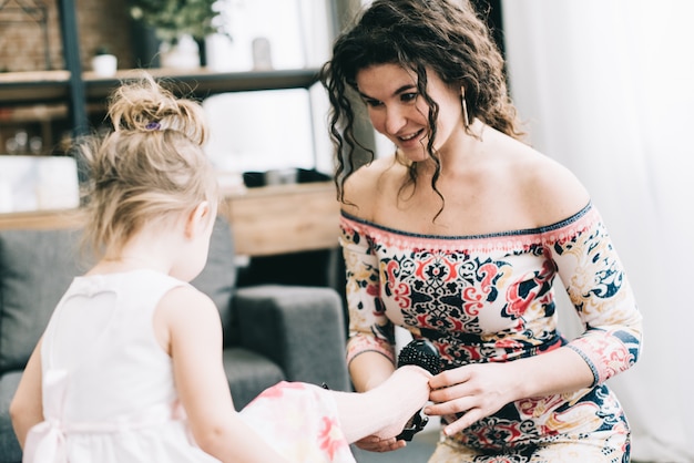 La mamma con una piccola figlia si sta travestendo