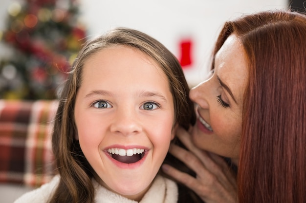 La mamma dice a sua figlia un segreto di Natale