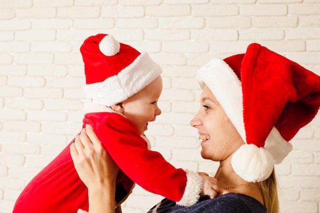 La mamma e il suo bambino trascorrono il Natale insieme a casa