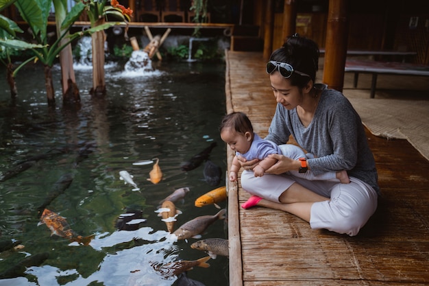 La mamma e il suo bambino vedono il pesce