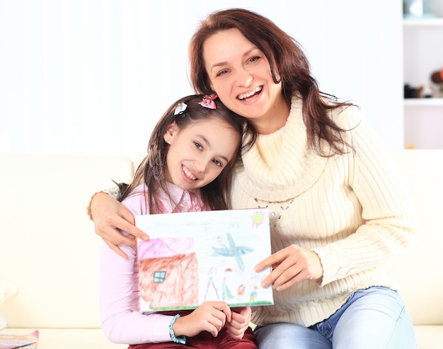 La mamma e la figlia mostrano la card.photo disegnata con lo spazio della copia.