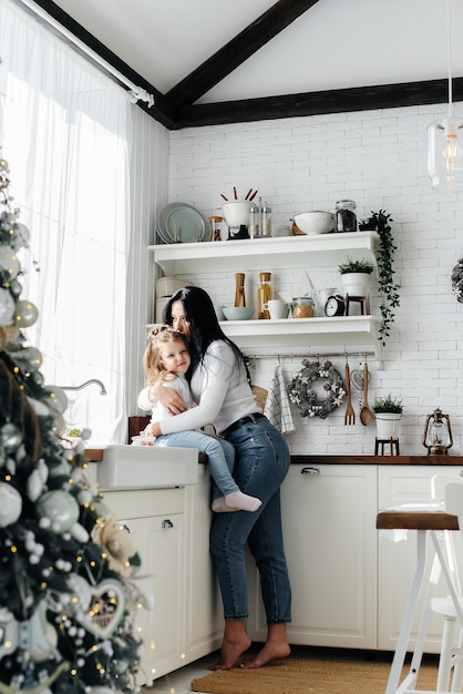 La mamma e la piccola figlia si stanno preparando per le vacanze e stanno giocando. Famiglia, felicità.