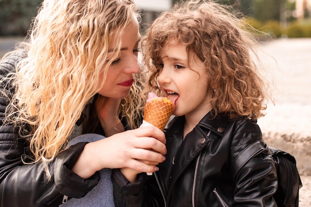 La mamma fa provare il gelato a sua figlia