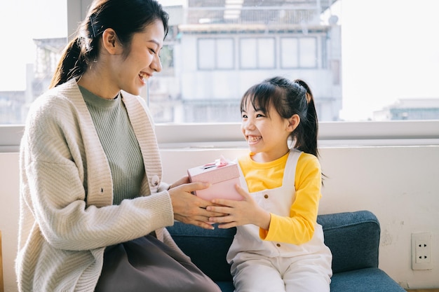 La mamma fa un regalo di compleanno a sua figlia