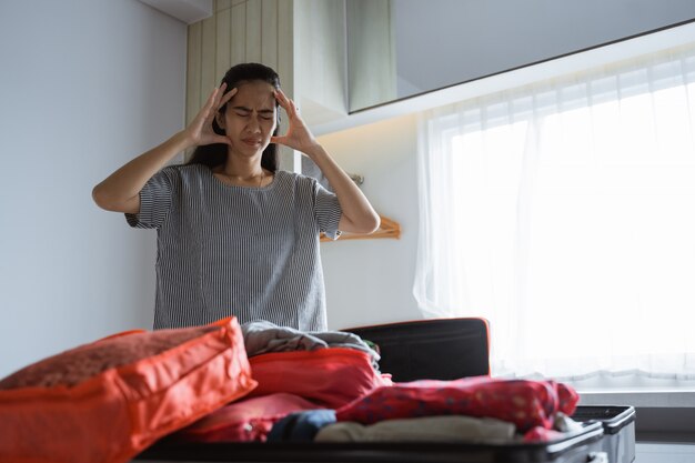 La mamma ha mal di testa quando prepara vestiti e borse