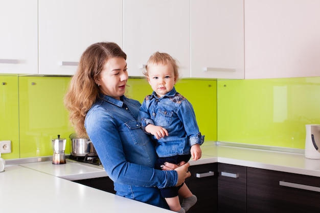 La mamma ha portato suo figlio in cucina per un'escursione