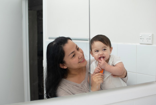 La mamma insegna a suo figlio a lavarsi i denti