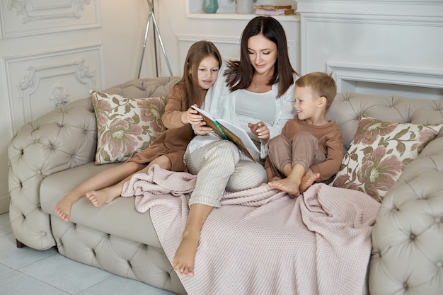 La mamma legge un libro ai bambini