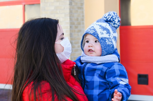 La mamma malata sta camminando con il bambino. La situazione epidemica. Nuovo coronavirus (Covid 19).