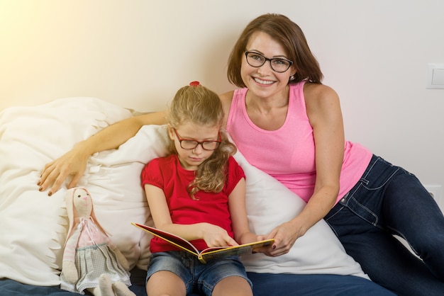 La mamma mi aiuta a leggere un libro per la mia piccola figlia