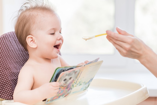 La mamma nutre il porridge a casa