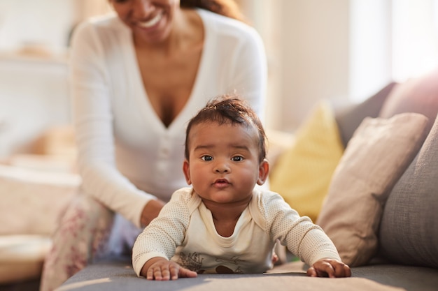 La mamma si prende cura del bambino carino