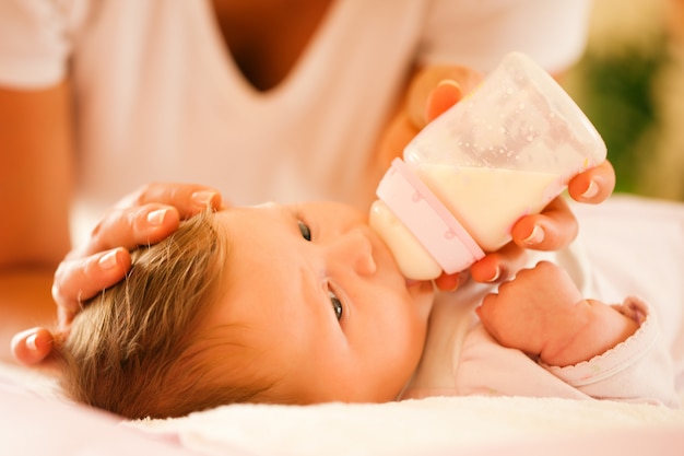 La mamma sta dando da mangiare al bambino