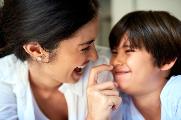 La mamma ti adora così tanto Inquadratura di una madre e il suo figlioletto che si uniscono a casa