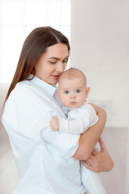 La mamma tiene il bambino a casa nei baci in camera da letto