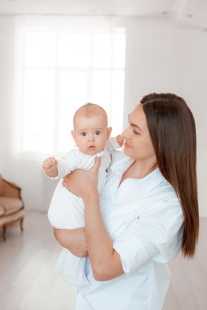 La mamma tiene il bambino in braccio a casa