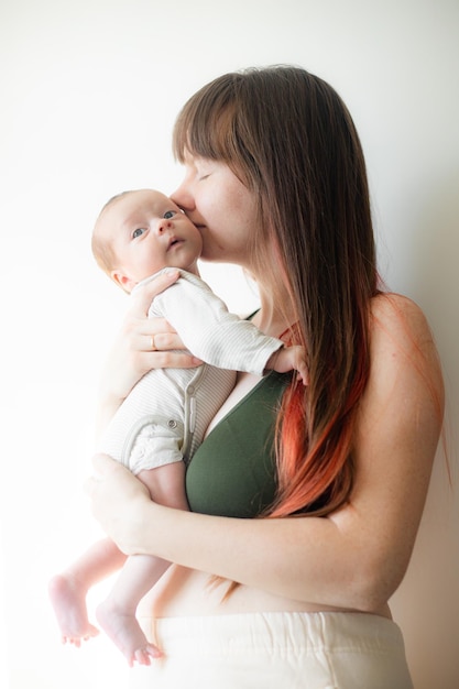 La mamma tiene il bambino nel suo stile di vita delle braccia L'amore della madre per suo figlio Un neonato