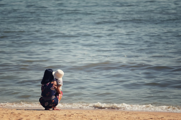 La mamma tiene in braccio il suo bambino.