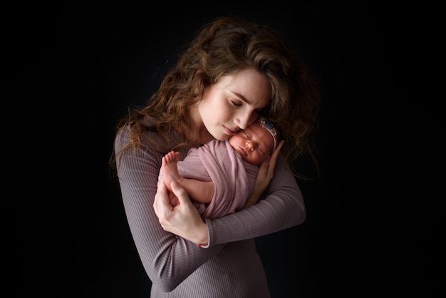 La mamma tiene in braccio sua figlia appena nata.