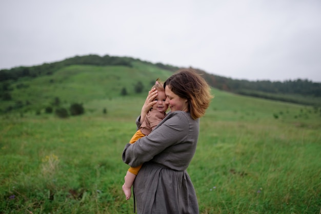 La mamma tiene la sua piccola figlia tra le braccia.