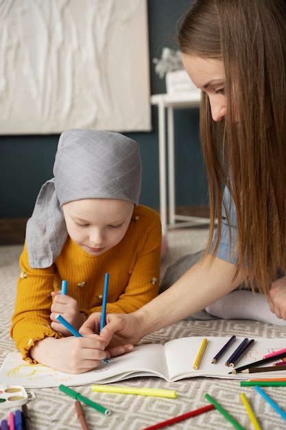 La mamma trascorre del tempo con suo figlio durante la terapia