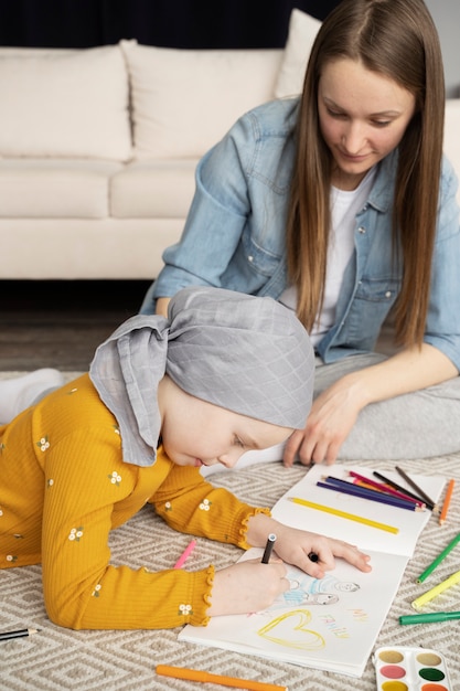 La mamma trascorre del tempo con suo figlio durante la terapia