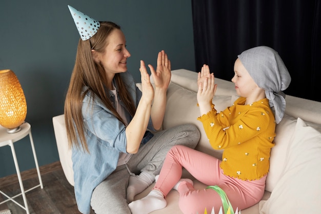 La mamma trascorre del tempo con suo figlio durante la terapia