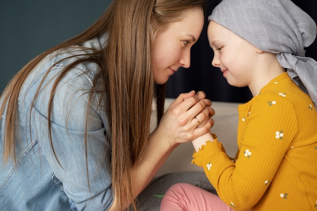 La mamma trascorre del tempo con suo figlio durante la terapia