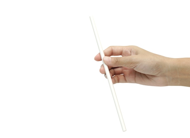La mano che tiene il tubo di carta isolato su bianco con tracciato di ritaglio