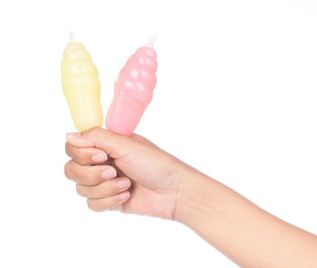 La mano che tiene la gelatina in contenitori di plastica forma il gelato isolato su sfondo bianco.