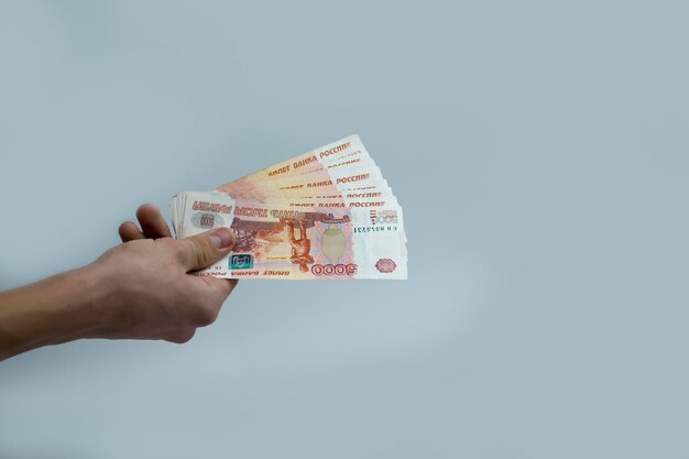 La mano contiene 5 mila rubli Ricalcolo dei fondi