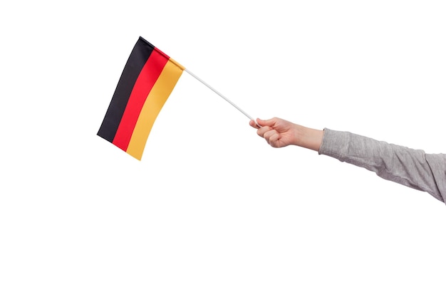 La mano dei bambini tiene la bandiera della Germania isolata su sfondo bianco Bandiera tricolore di nero rosso giallo