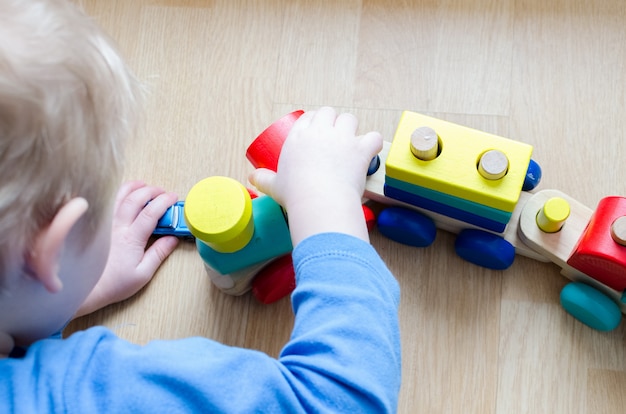 La mano del bambino con un giocattolo