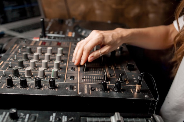 La mano del DJ sul mixer per DJ Dj sui giradischi La mano del DJ su un mixer per DJ in primo piano