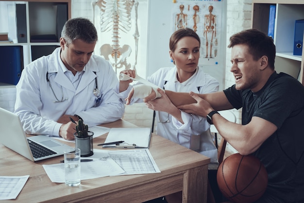 La mano del giocatore di pallacanestro fa male in ospedale