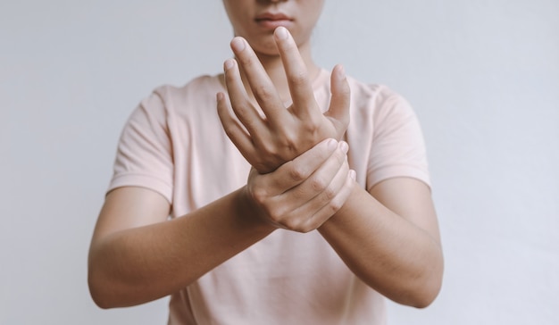 La mano del massaggio della donna è dolorante e insensibile Sindrome di GuillainBarre effetto collaterale della vaccinazione Covid19